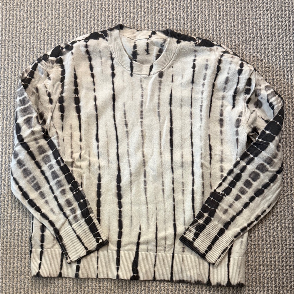 Lululemon Women’s Black and White Sweater